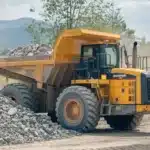 Bulldosere veivalser dumpere nokkelmaskiner arbeidsplassen featured